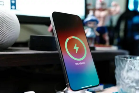宁津苹果15换屏服务分享用什么充电器给iPhone15充电更好 